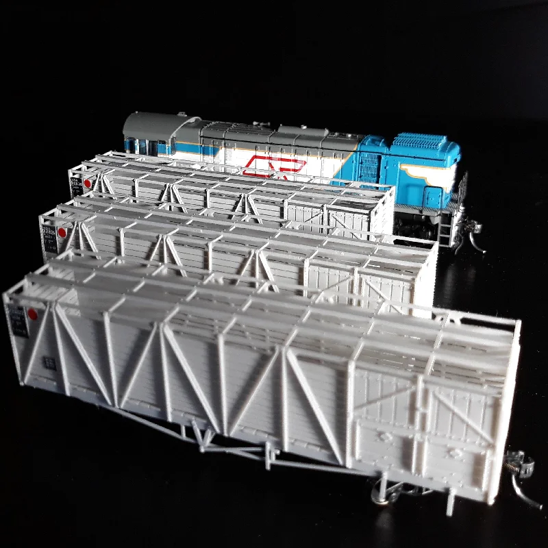 SET07HO - Queensland Rail Locomotive Starter Set With 3 Cattle Wagons (HO Scale)